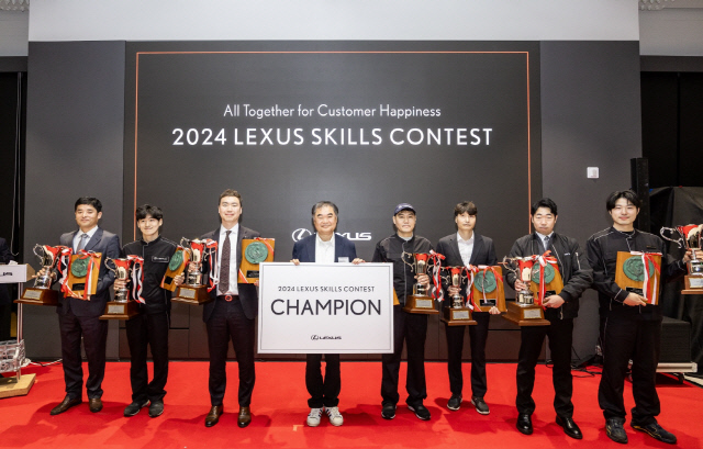 콘야마 마나부(가운데) 한국토요타자동차 사장이 지난 9일 경기 용인 토요타 트레이닝 아카데미에서 열린 2024 렉서스 스킬 콘테스트의 부문별 1위 수상자와 함께 기념촬영을 하고 있다. 렉서스코리아 제공